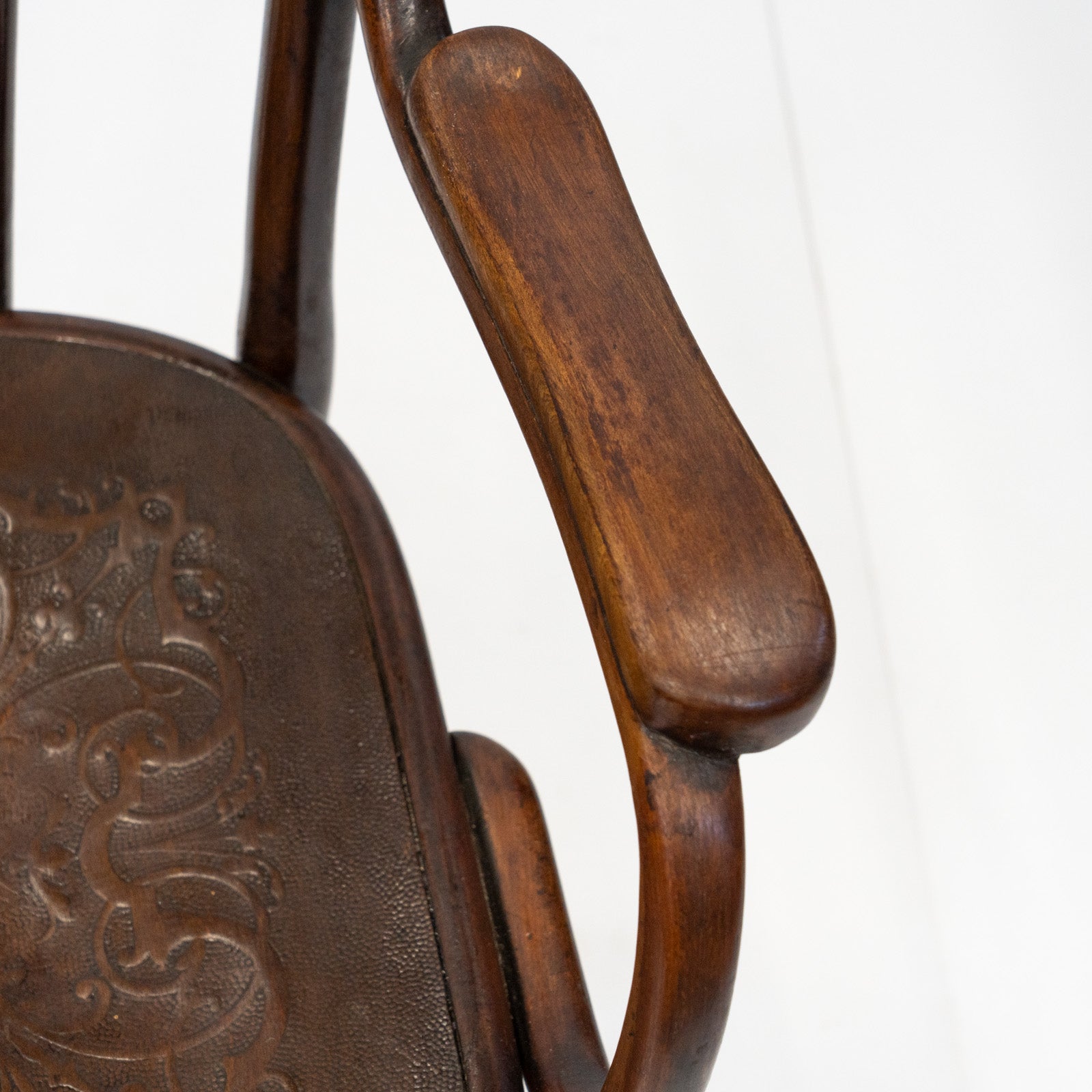 THONET トーネット】ユーバックの背もたれが優しく支える ビーチ