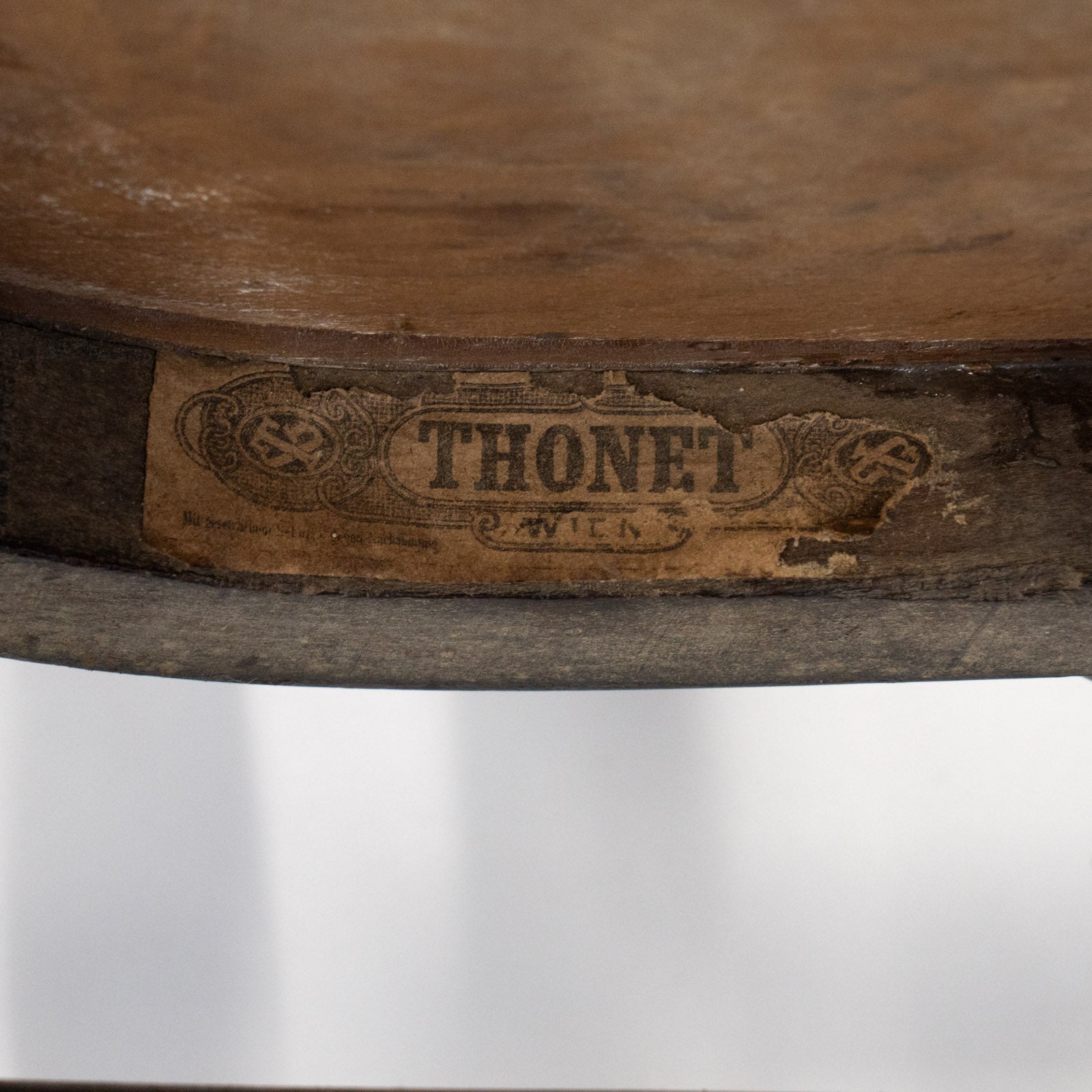 THONET トーネット】ユーバックの背もたれが優しく支える ビーチ