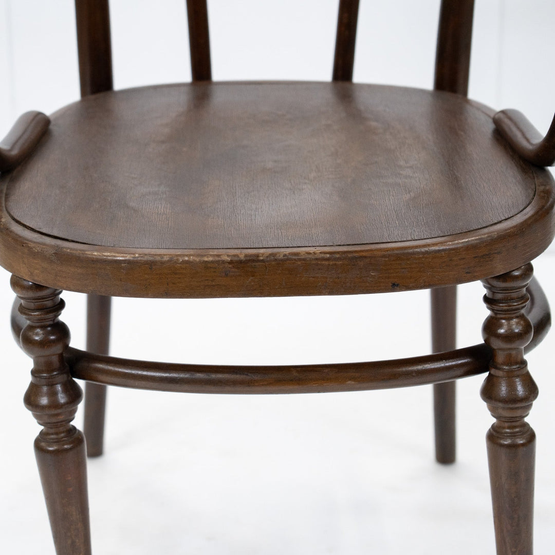 繊細な挽き物装飾の脚に優雅なアームが目を惹く ユーバック ベントウッドアームチェア /26A-6