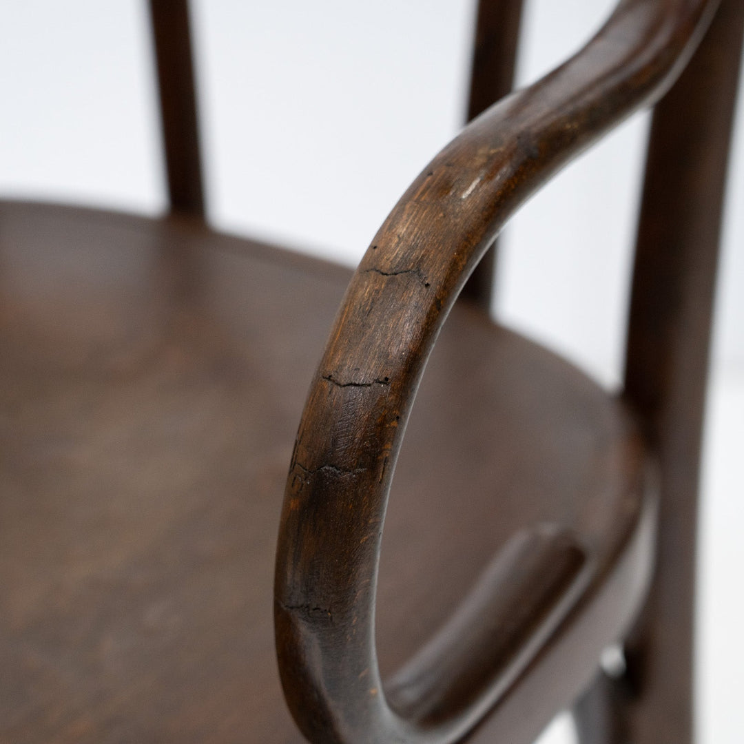 繊細な挽き物装飾の脚に優雅なアームが目を惹く ユーバック ベントウッドアームチェア /26A-6