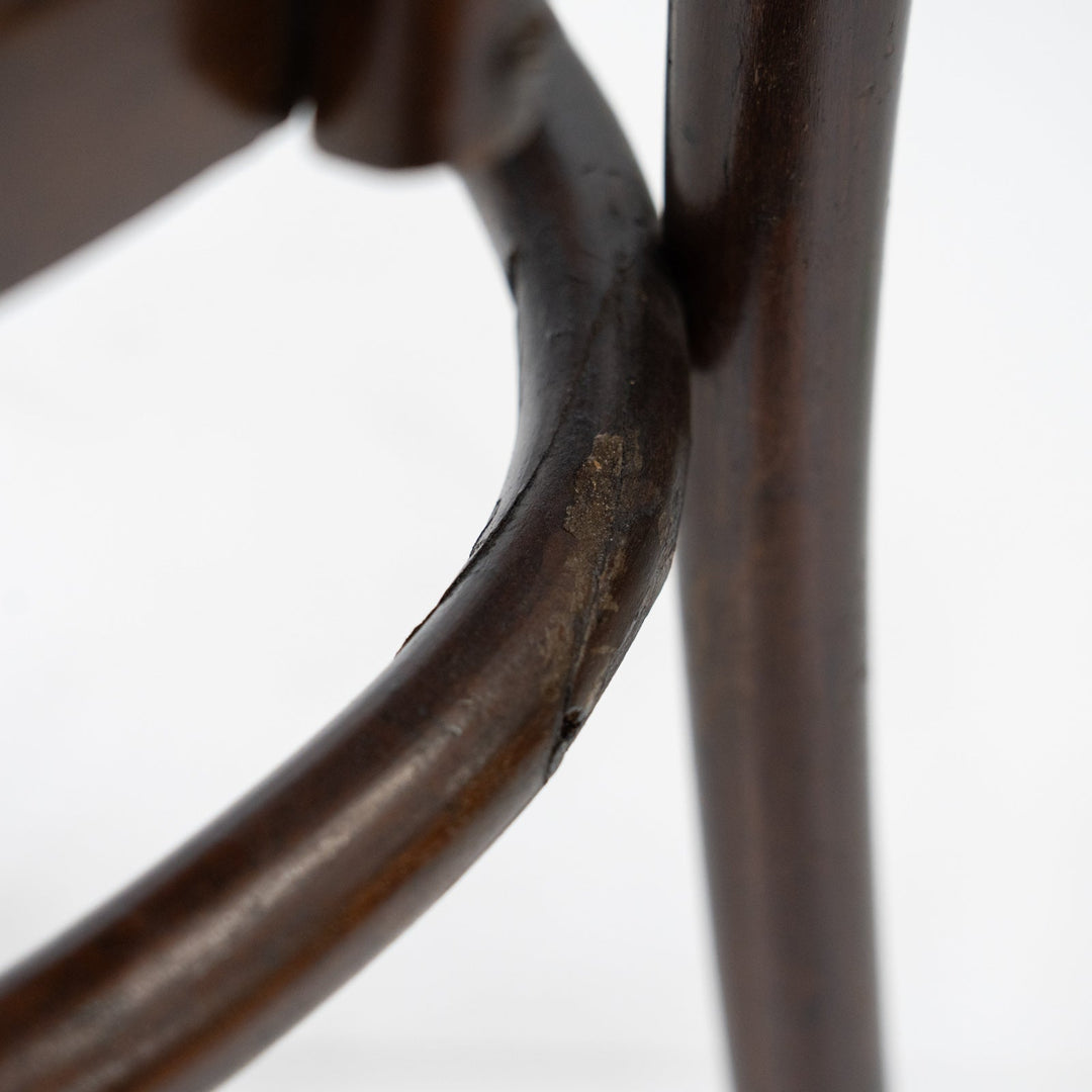 繊細な挽き物装飾の脚に優雅なアームが目を惹く ユーバック ベントウッドアームチェア /26A-6