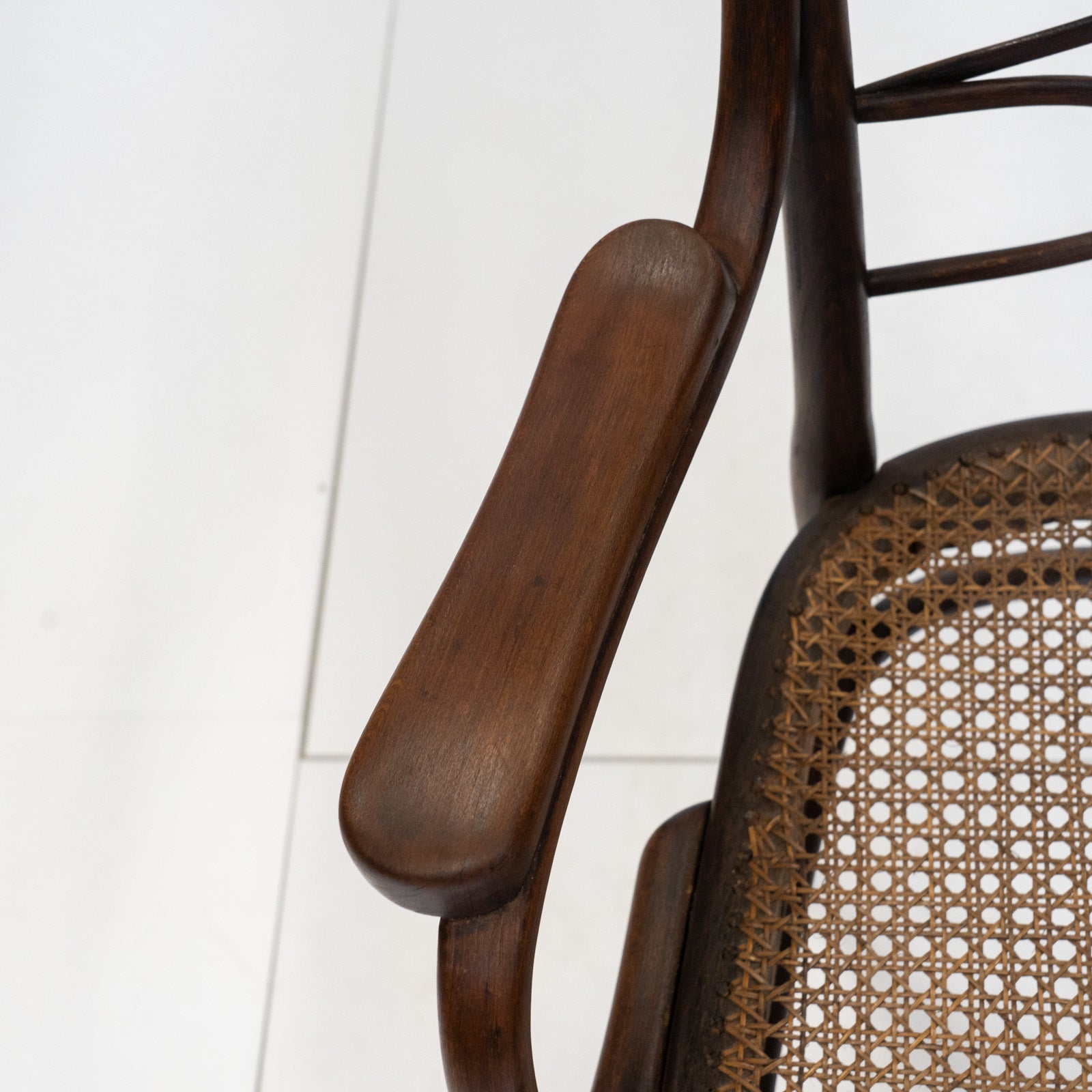 THONET トーネット】 しなやかなに交差する美しいデザイン ラティス