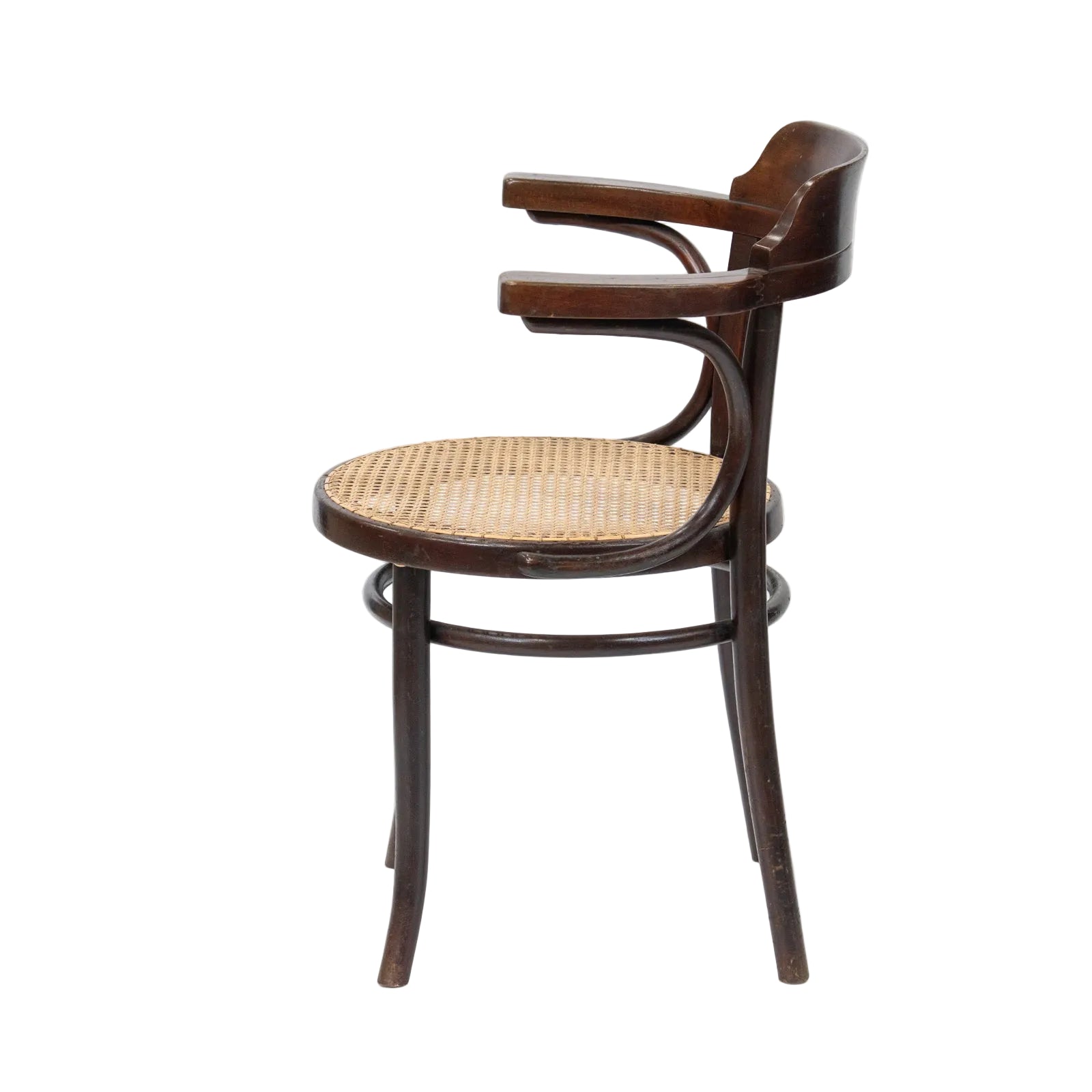 THONET トーネット】包み込むような背もたれとアームが一体化した
