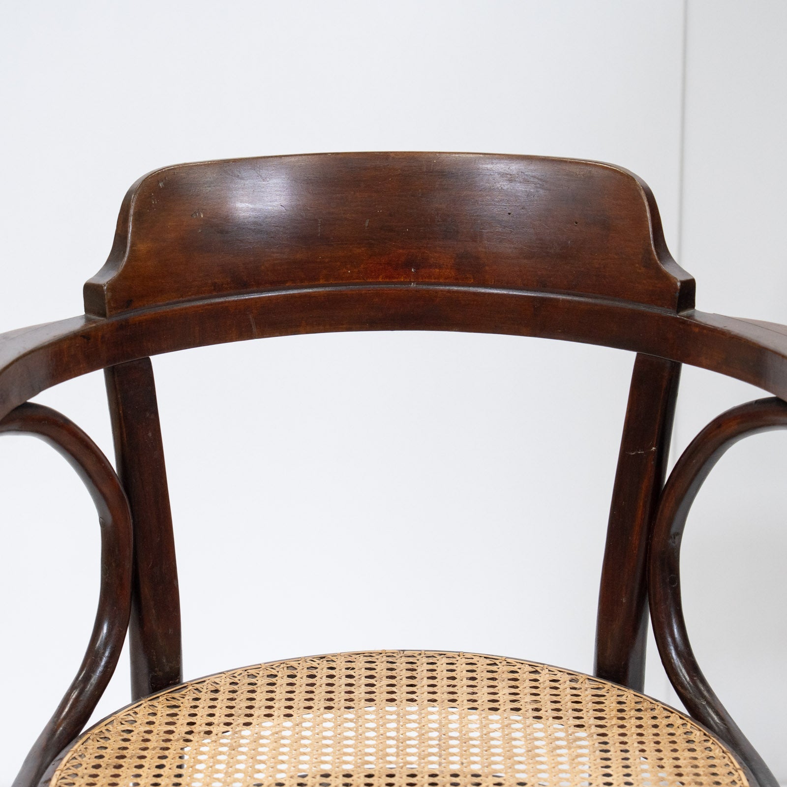 値下げthonet アームチェア THONET トーネット】包み込むような背もたれとアームが一体化した