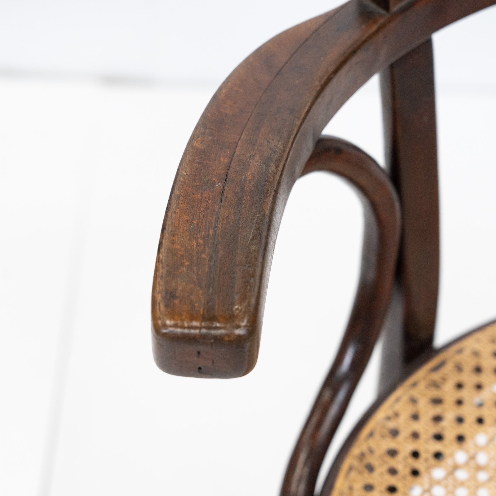 THONET トーネット】包み込むような背もたれとアームが一体化した