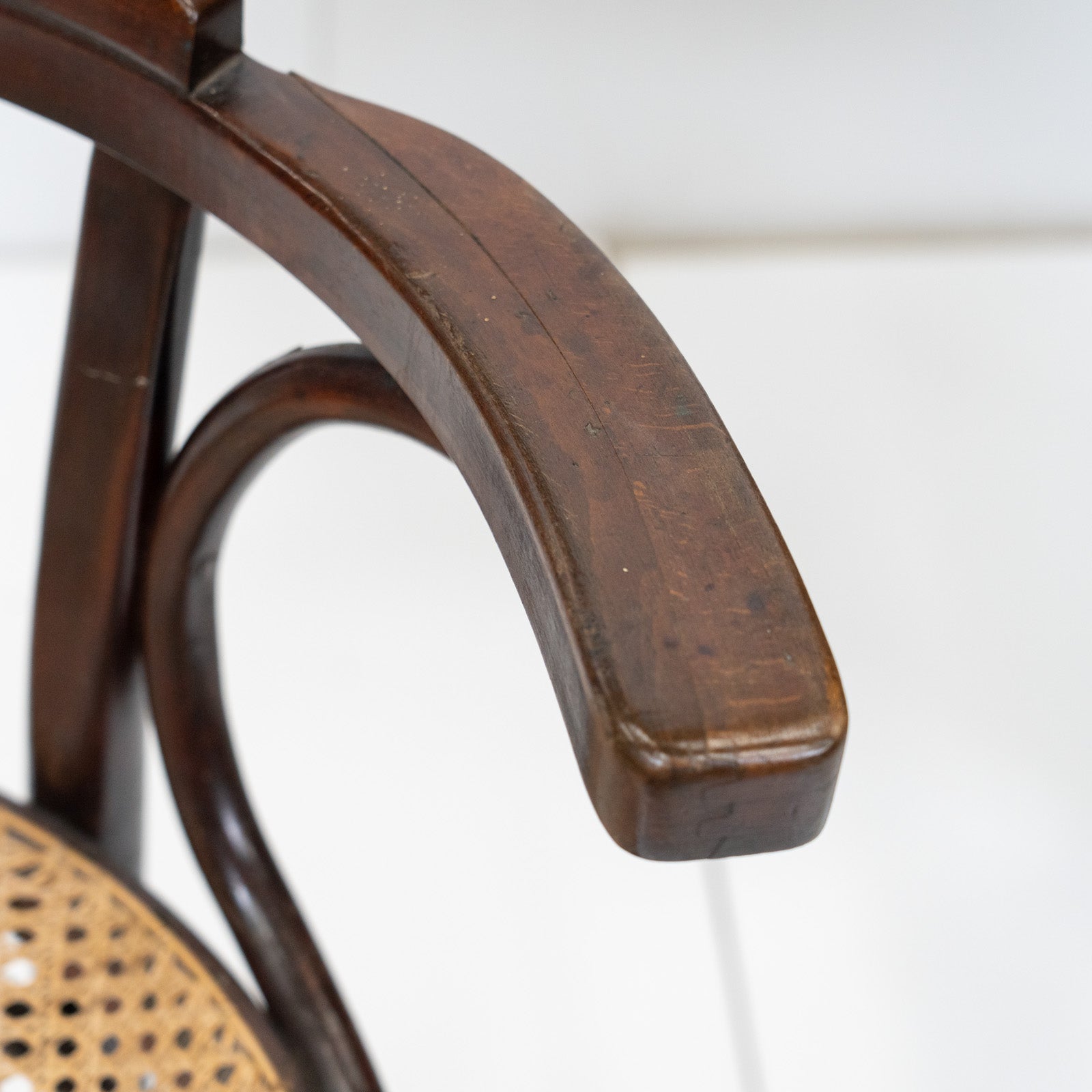 THONET トーネット】包み込むような背もたれとアームが一体化した