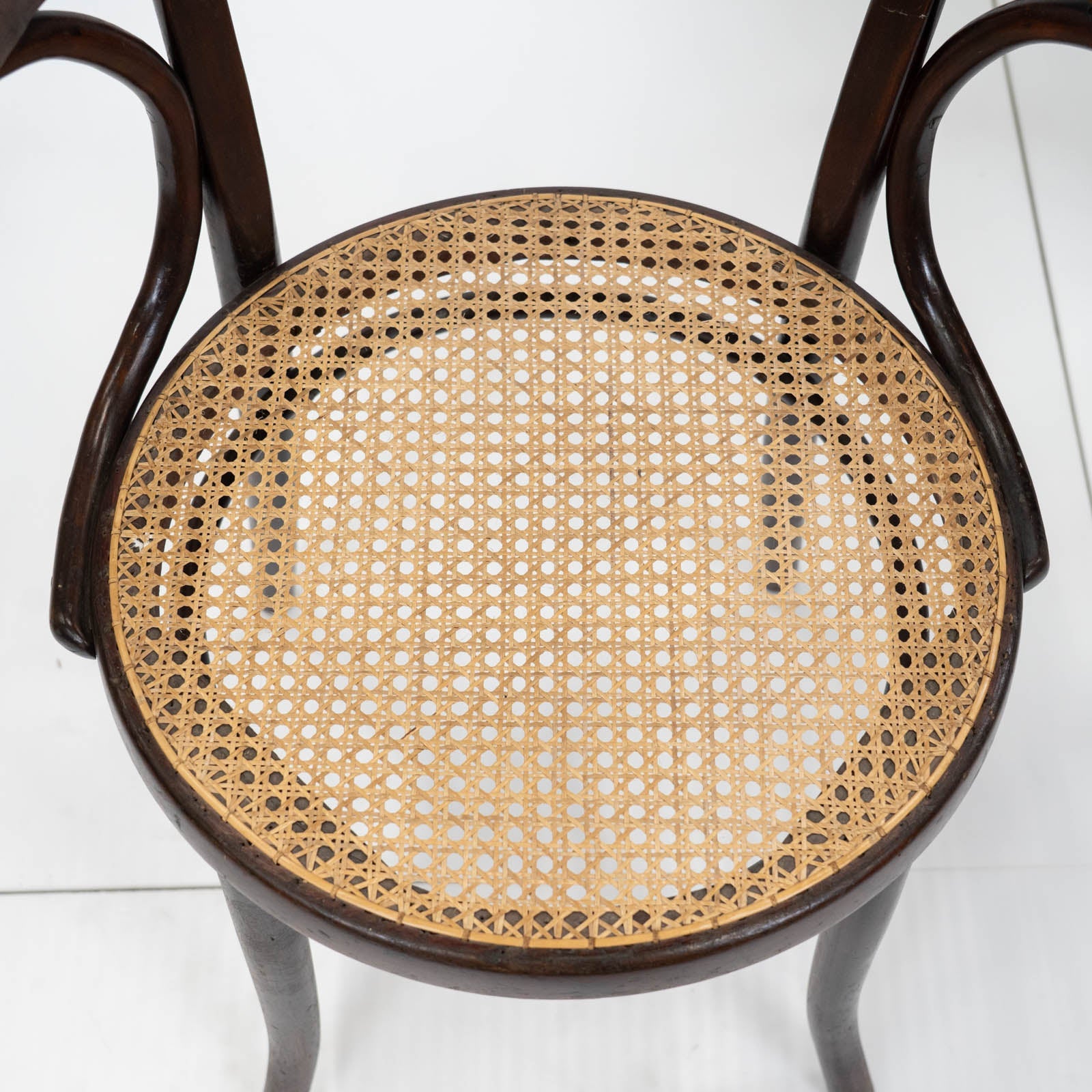 THONET トーネット】包み込むような背もたれとアームが一体化した
