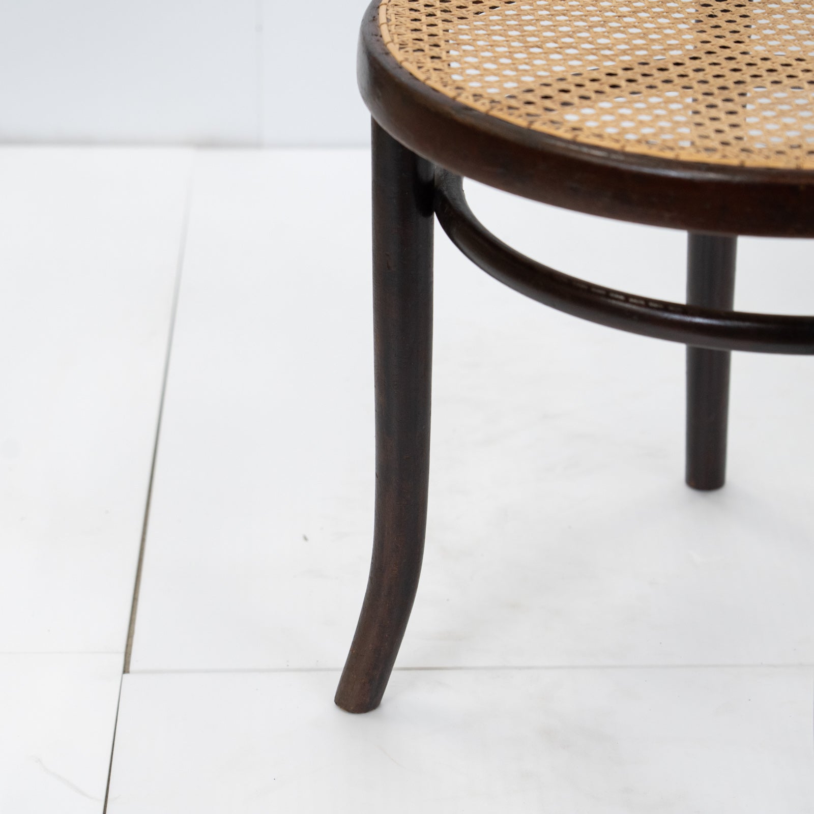 THONET トーネット】包み込むような背もたれとアームが一体化した