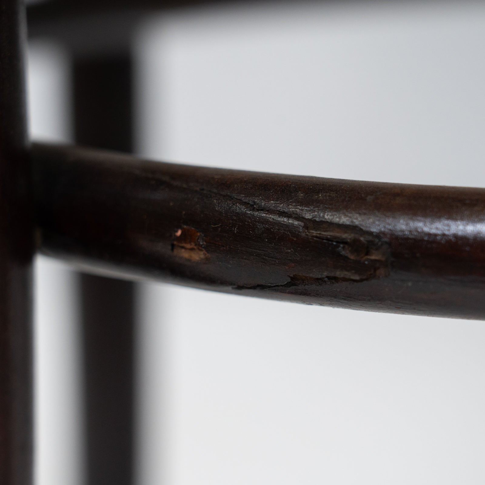 THONET トーネット】包み込むような背もたれとアームが一体化した