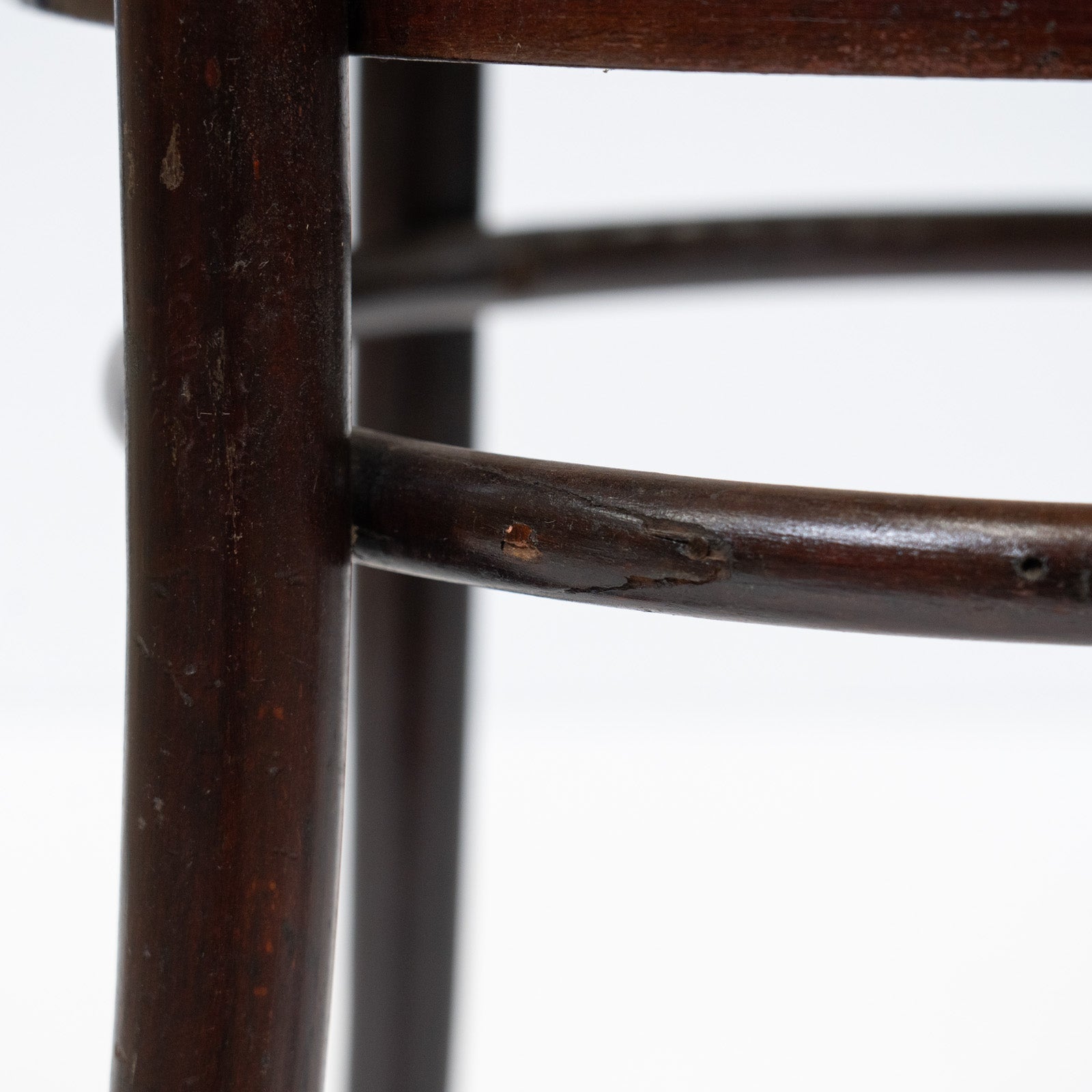THONET トーネット】包み込むような背もたれとアームが一体化した