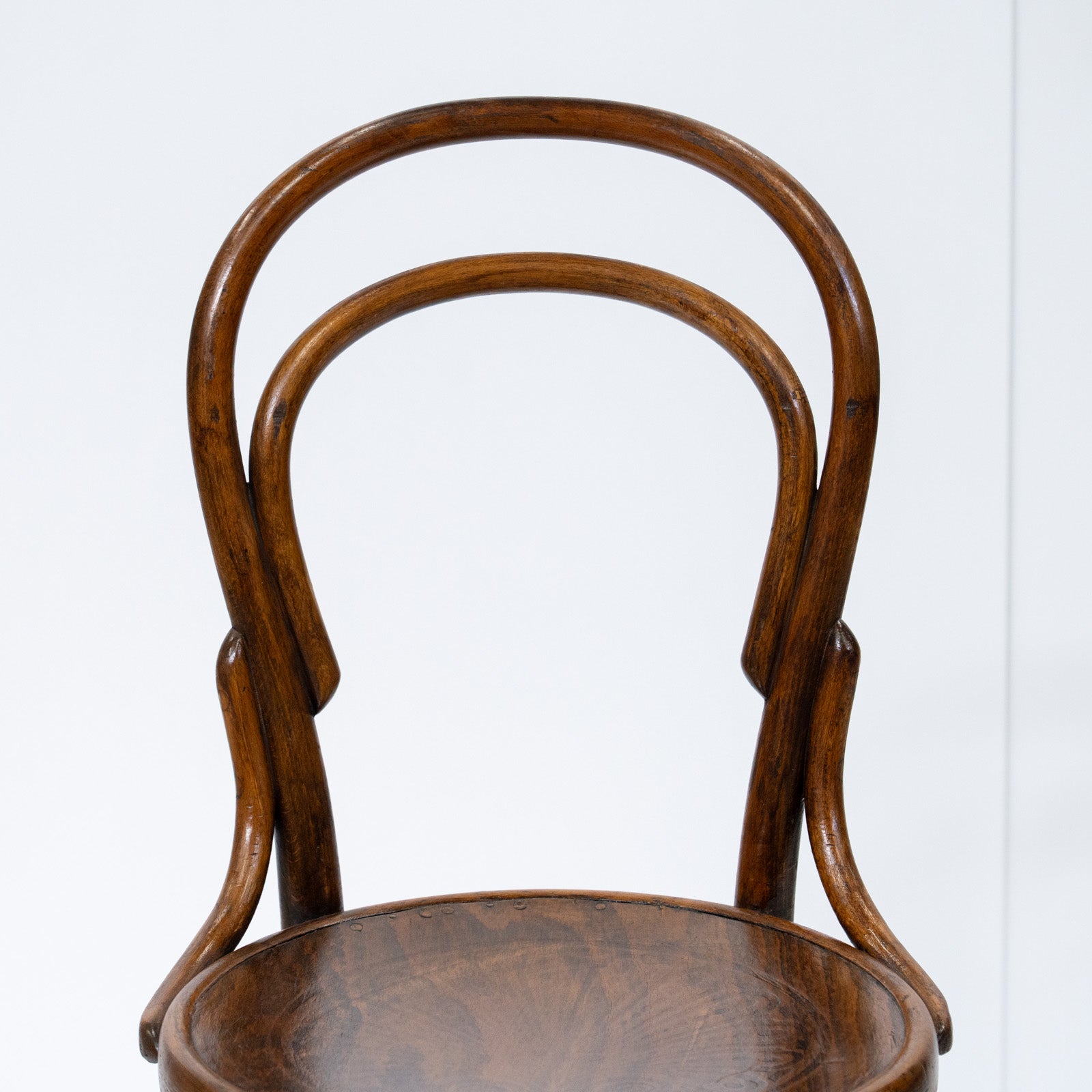 THONET トーネット】背もたれの曲線や座面の彫りも美しい ダブルループ