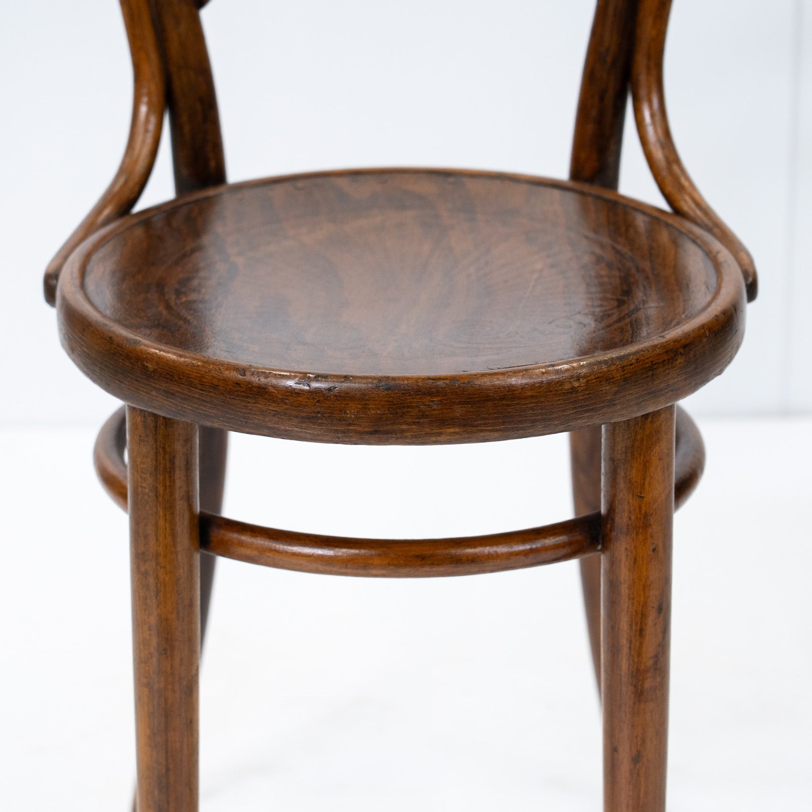 THONET トーネット】背もたれの曲線や座面の彫りも美しい ダブルループ