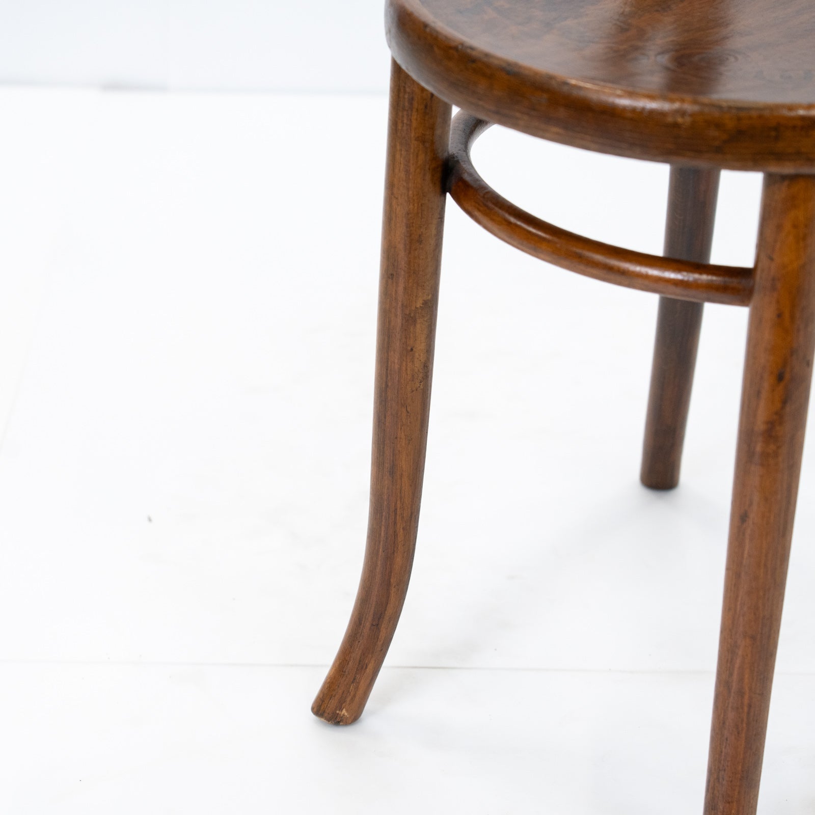 THONET トーネット】背もたれの曲線や座面の彫りも美しい ダブルループ THONET トーネット】背もたれの曲線や座面の彫りも美しい ダブルループ