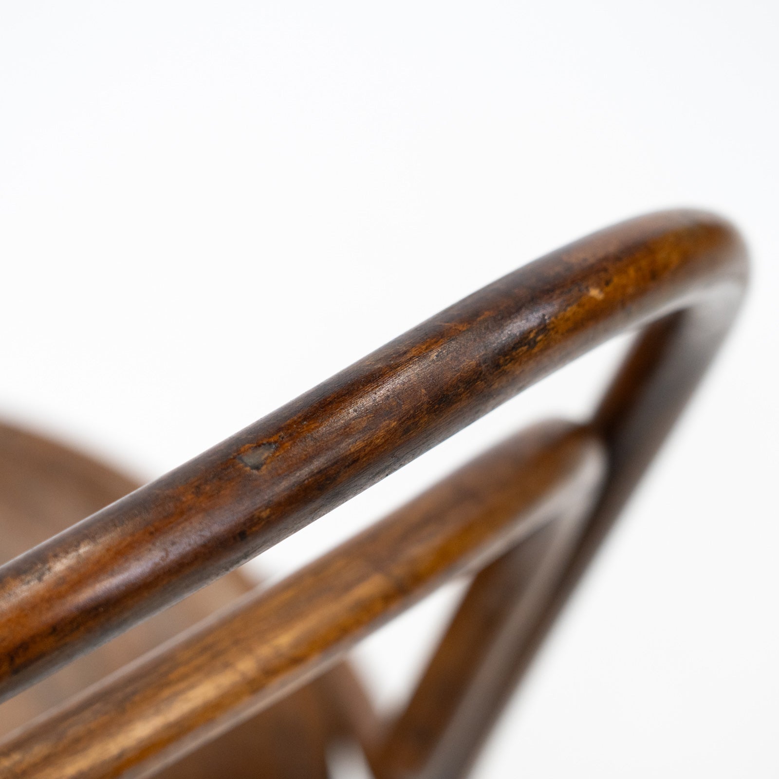 THONET トーネット】背もたれの曲線や座面の彫りも美しい ダブルループ