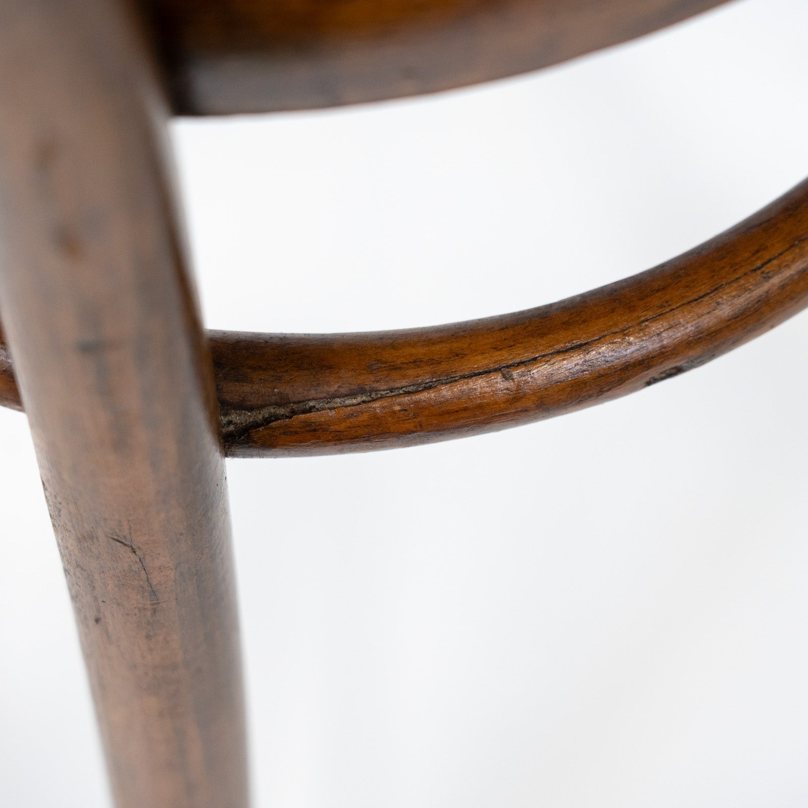 THONET トーネット】背もたれの曲線や座面の彫りも美しい ダブルループ