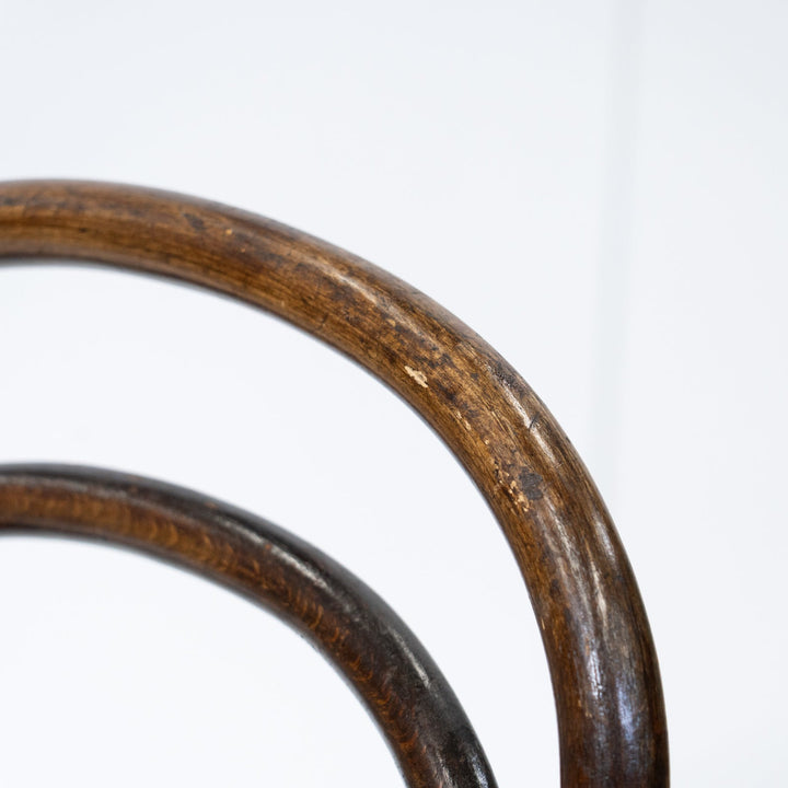 【THONET トーネット】背もたれの曲線や座面の彫りも美しい ダブルループバック ベントウッドチェア /26A-A11