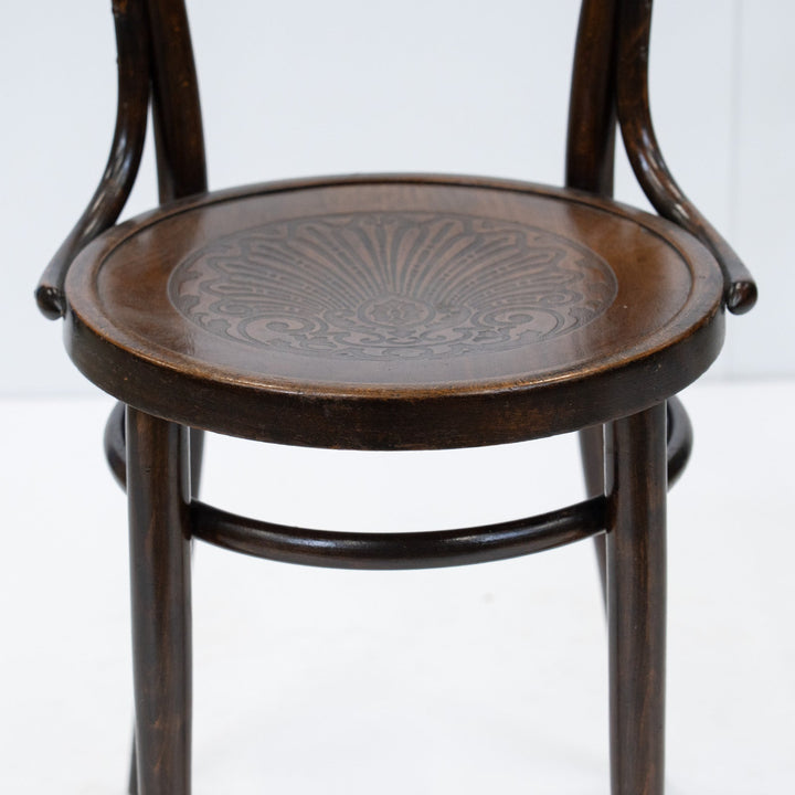 【A.P.M. エーピーエム】背もたれの曲線や座面の彫りも美しい ダブルループバック ベントウッドチェア /26A-B2