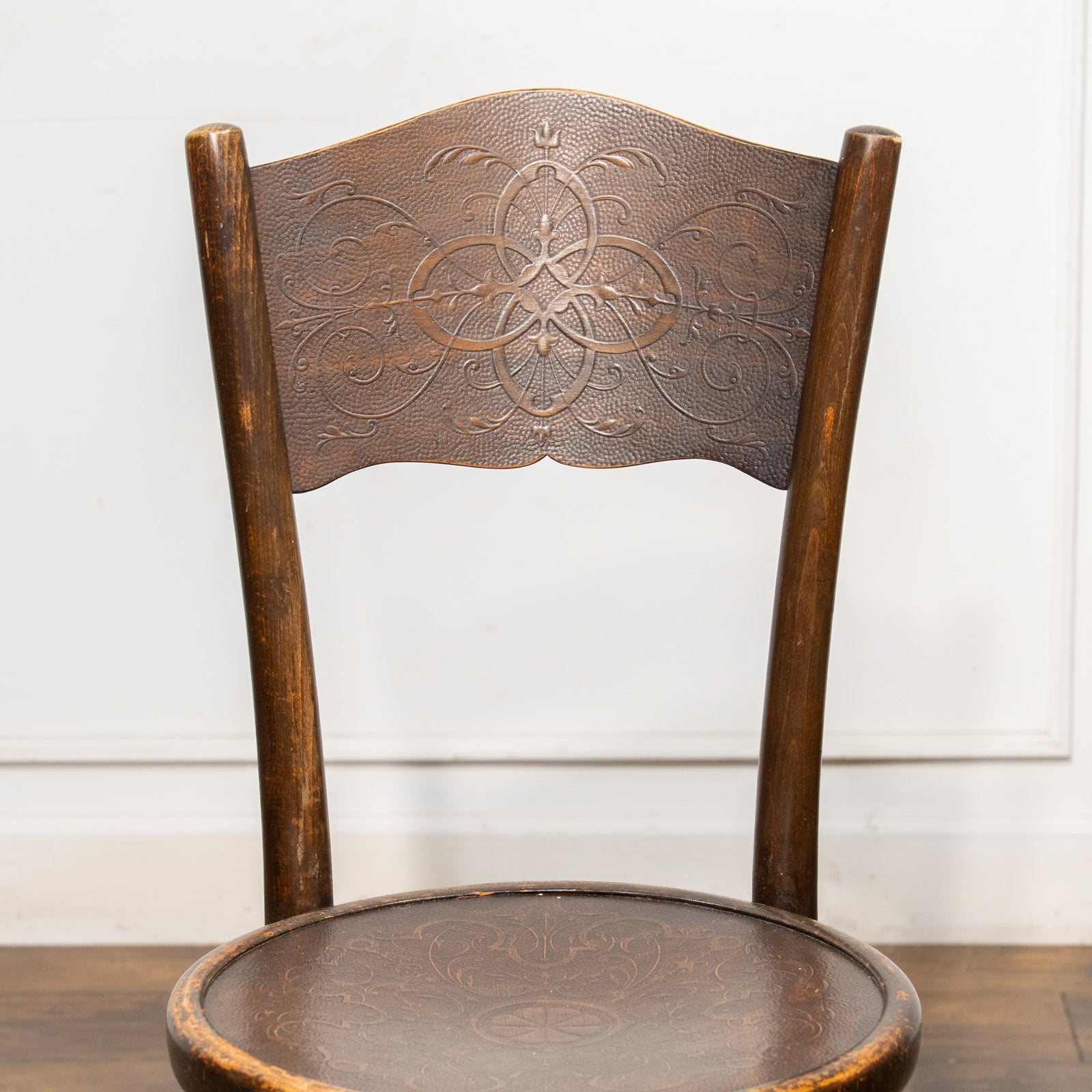 THONET トーネット】フラワーモチーフ パネルバック ベントウッド