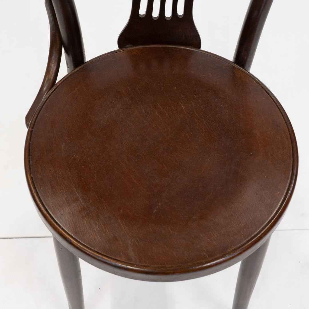 楽器のハープの弦を模した縦のスリットが目を惹く ビーチ ハープバック ベントウッドチェア /26A