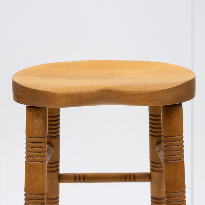 規則的に並ぶ挽き物装飾が印象的 ハイタイプ バプスツール /26A-1