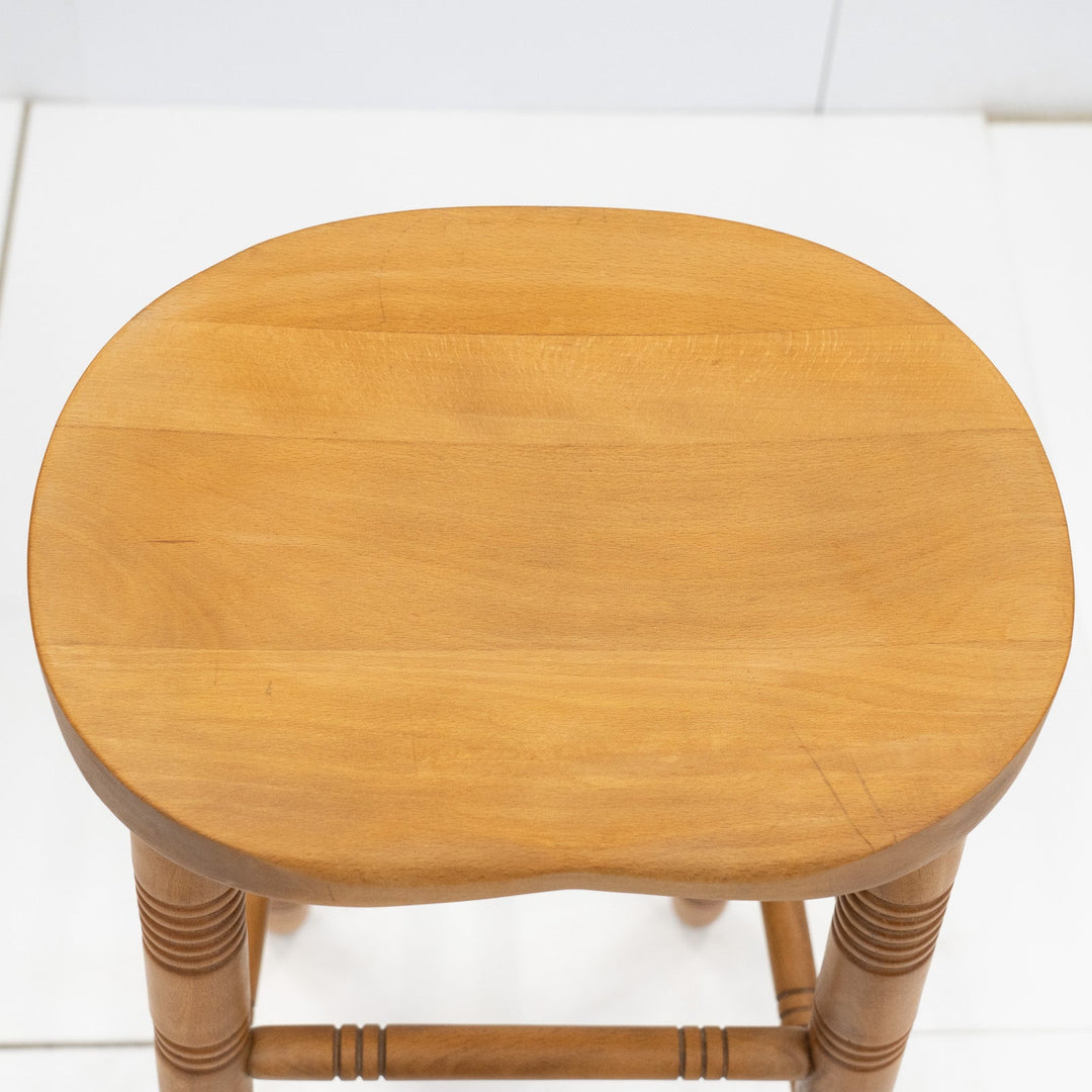 規則的に並ぶ挽き物装飾が印象的 ハイタイプ バプスツール /26A-2