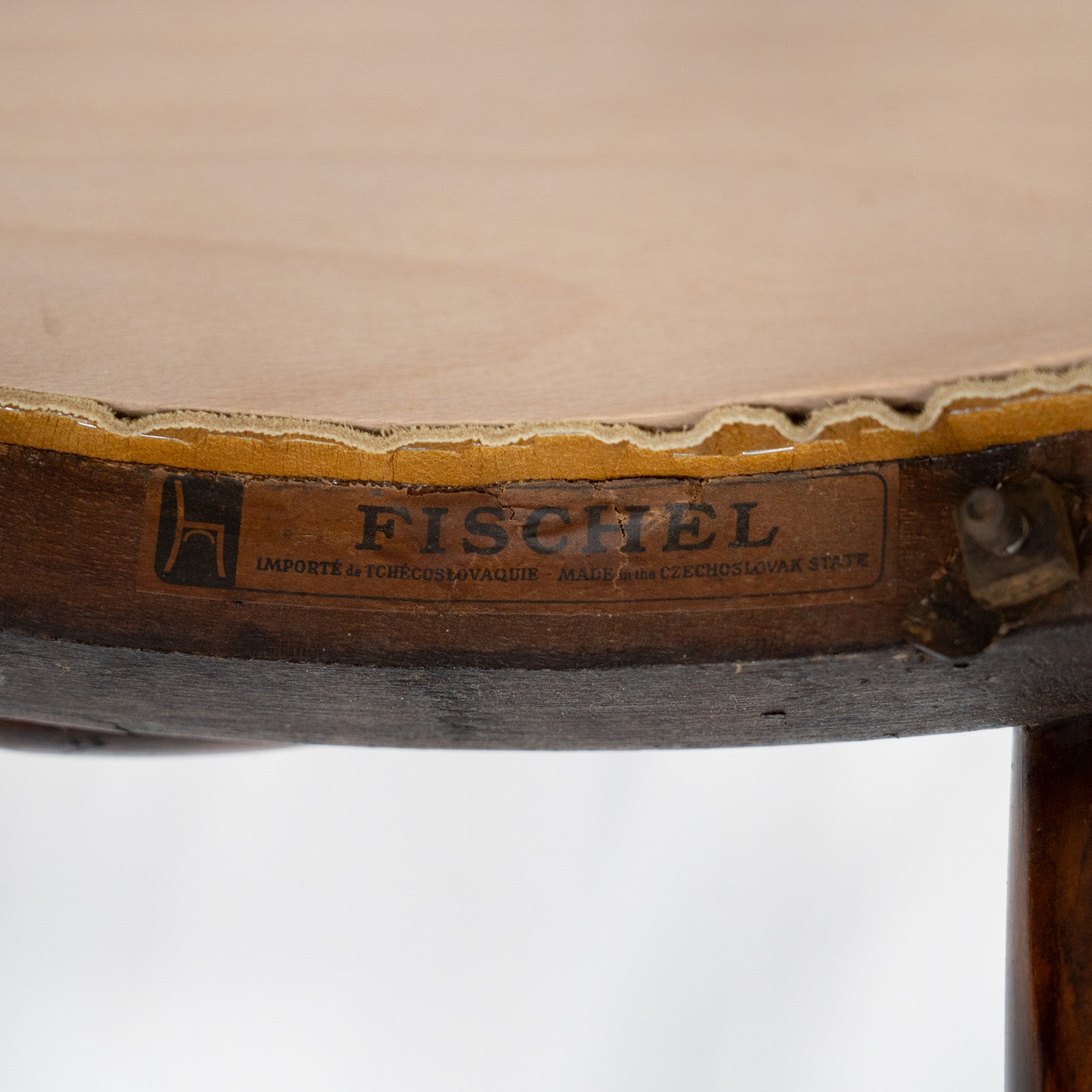 FISCHEL フィッシェル】包み込むような背もたれとアームが一体化した