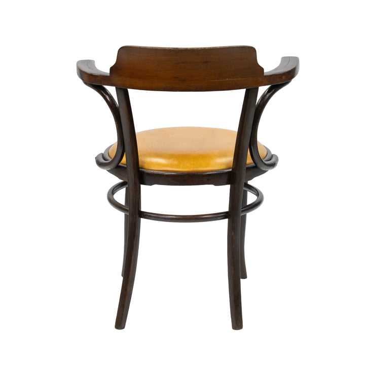 包み込むような背もたれとアームが一体化した ベントウッド アームチェア /26A-C7