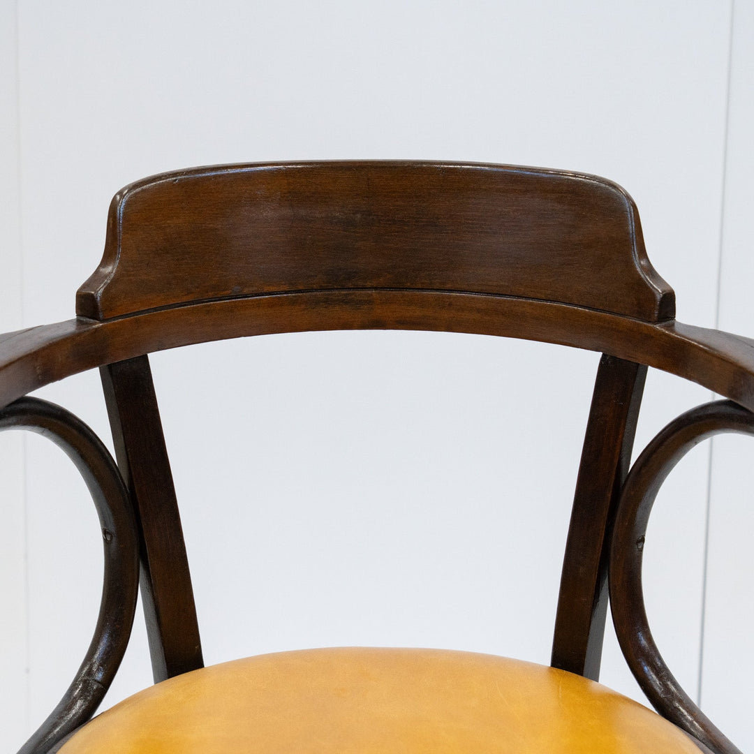 包み込むような背もたれとアームが一体化した ベントウッド アームチェア /26A-C7