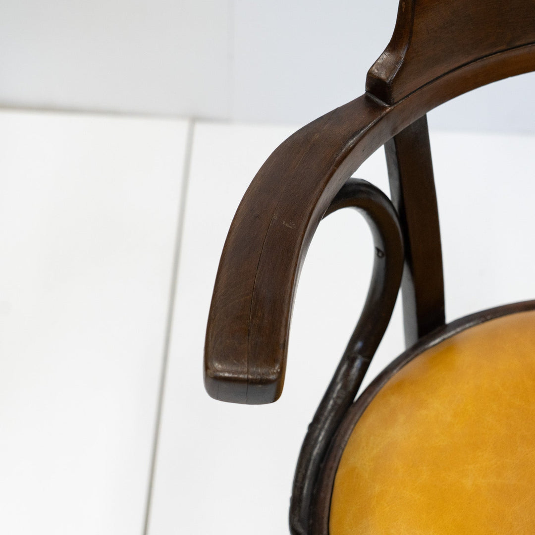 包み込むような背もたれとアームが一体化した ベントウッド アームチェア /26A-C7