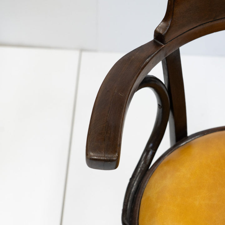 包み込むような背もたれとアームが一体化した ベントウッド アームチェア /26A-C7