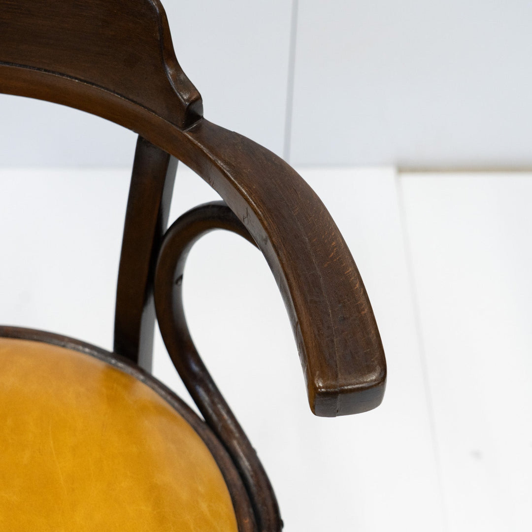 包み込むような背もたれとアームが一体化した ベントウッド アームチェア /26A-C7