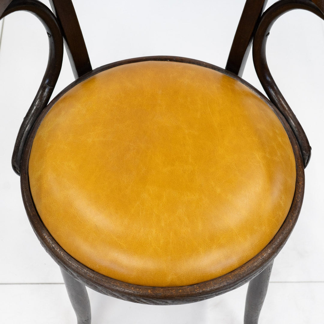 包み込むような背もたれとアームが一体化した ベントウッド アームチェア /26A-C7