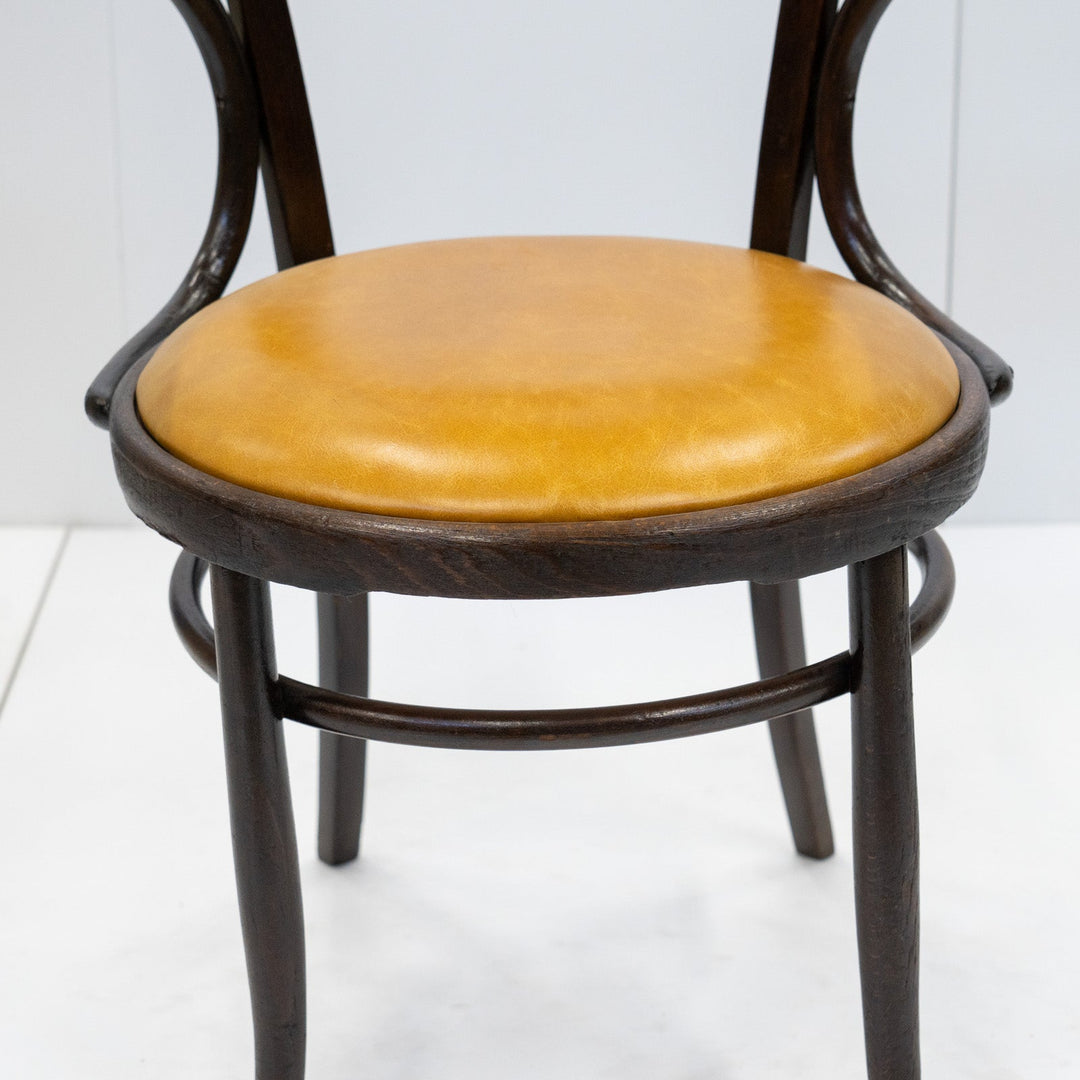 包み込むような背もたれとアームが一体化した ベントウッド アームチェア /26A-C7