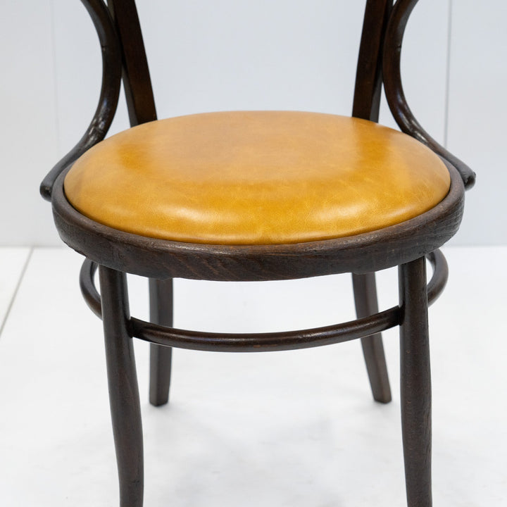 包み込むような背もたれとアームが一体化した ベントウッド アームチェア /26A-C7