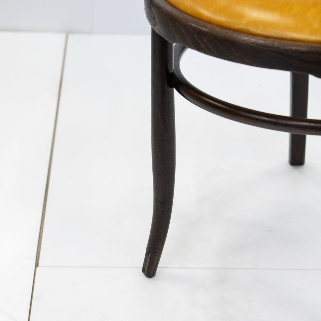 包み込むような背もたれとアームが一体化した ベントウッド アームチェア /26A-C7