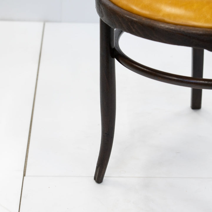 包み込むような背もたれとアームが一体化した ベントウッド アームチェア /26A-C7