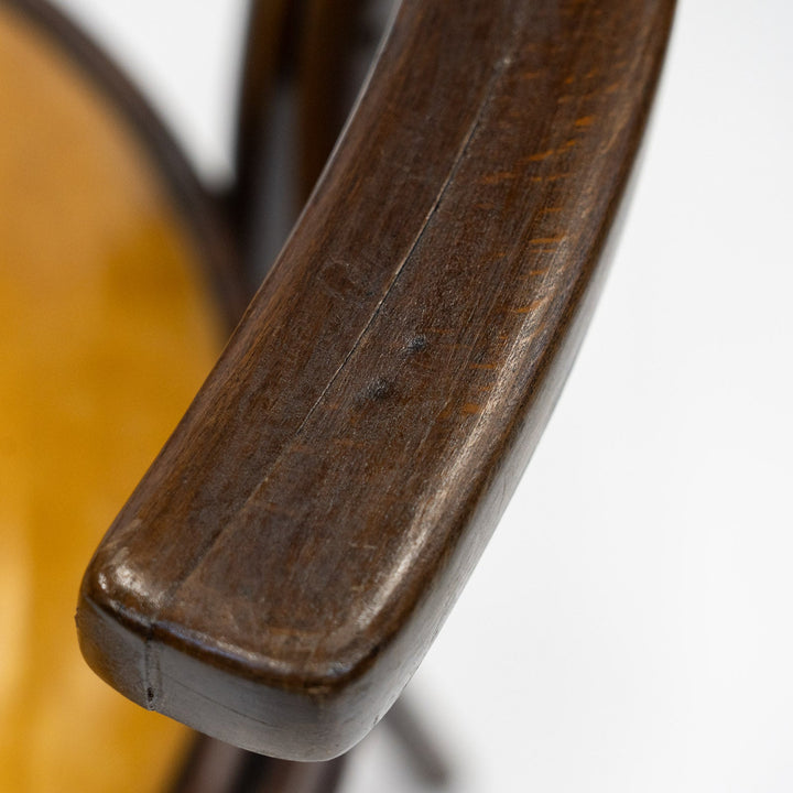 包み込むような背もたれとアームが一体化した ベントウッド アームチェア /26A-C7