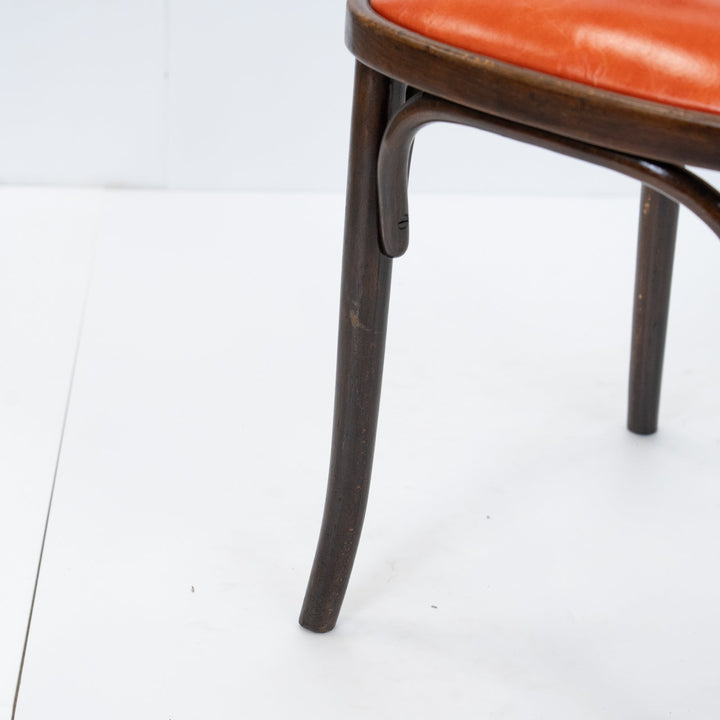 素朴で温もりあるデザインにオレンジの座面がマッチ カフェスタイル ベントウッドチェア /26A-2