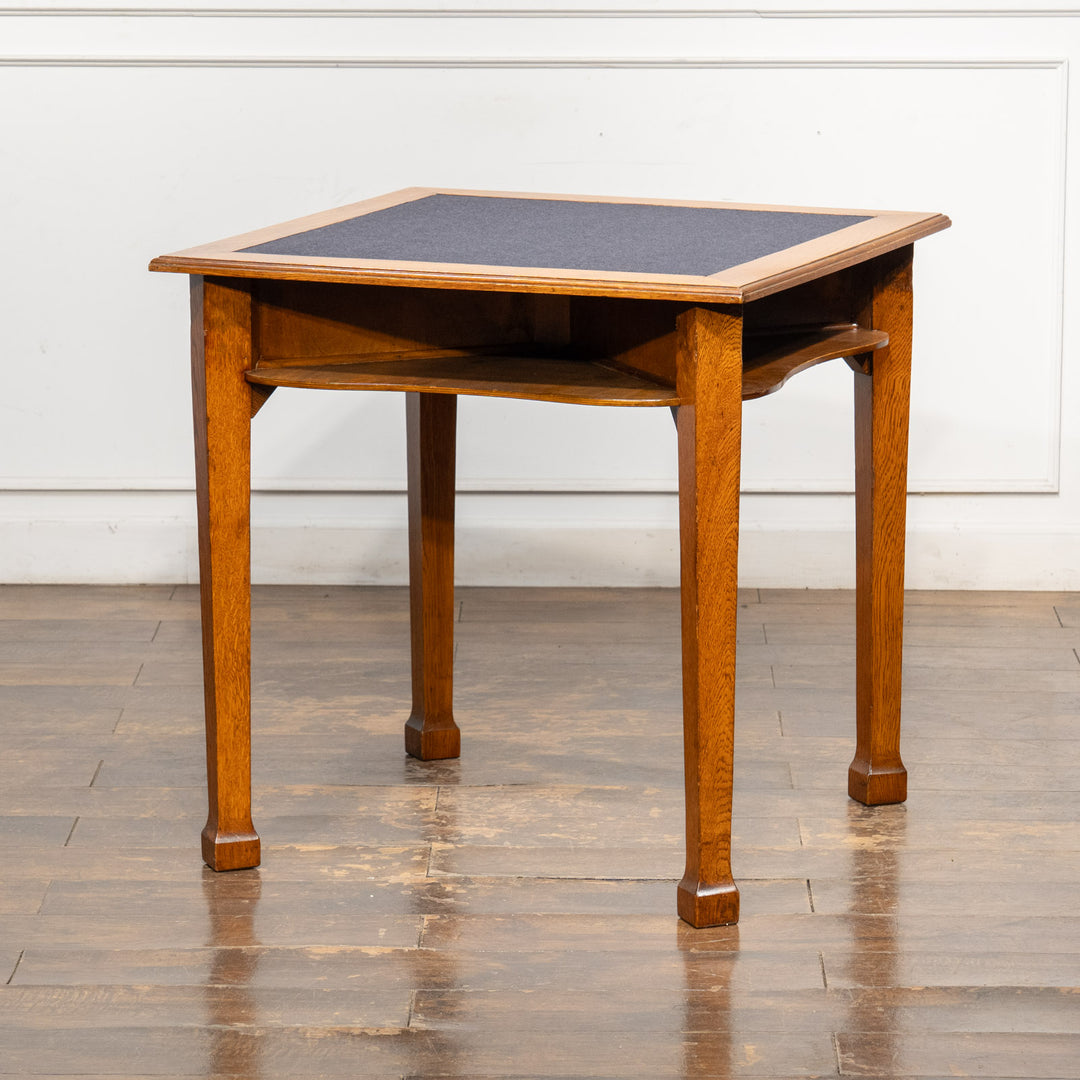 シックな黒フェルト天板に四方から使える十字の仕切り棚が特徴的 オーク ゲームテーブル /26A-6