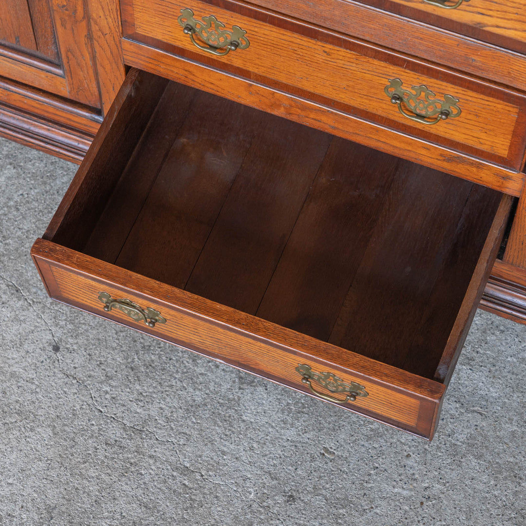 緩やかな波型の飾りカッティングが可愛らしい オーク オープンカップボード /26A