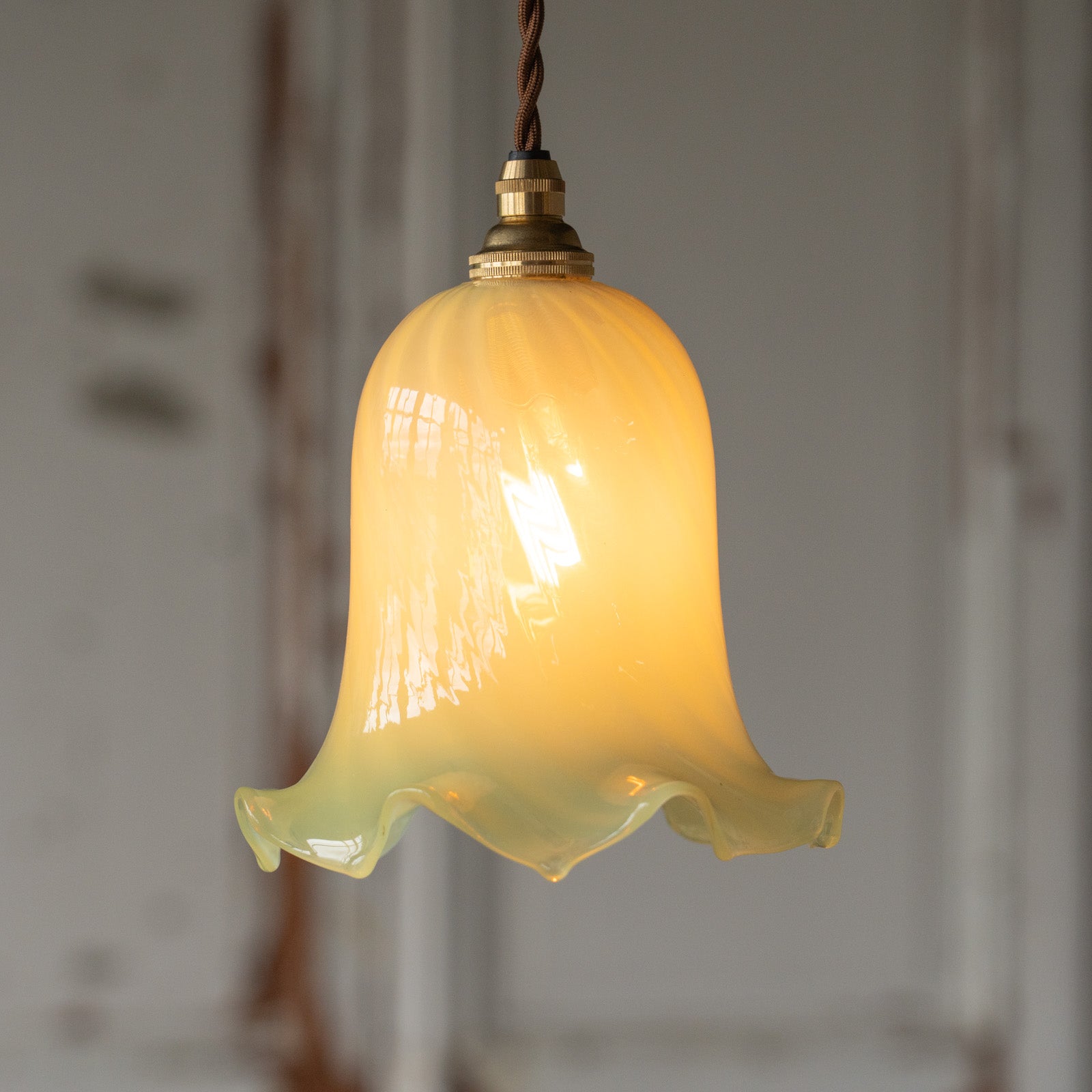 ヴァセリンガラス独特の透き通るレモンイエローが美しい ガラス