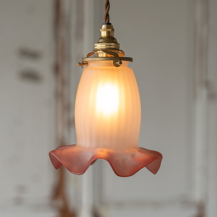 花びらを思わせる愛らしいフリルデザイン ガラスシェード単品 /A（※接続金具・コード・電球は別売り）