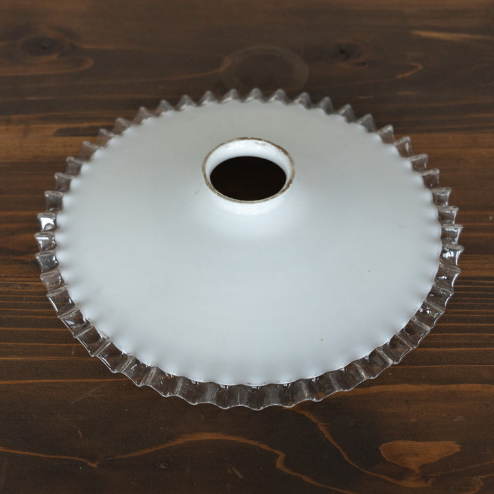 裾のフリルデザインやミルクガラスの色味が上品  ガラスシェード ギャラリー付き /A（※コード・電球は別売り）