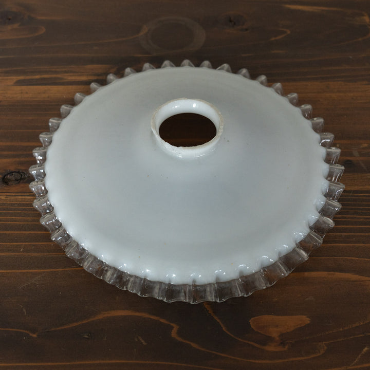裾のフリルデザインやミルクガラスの色味が上品 ガラスシェード単品 /B（※接続金具・コード・電球は別売り）