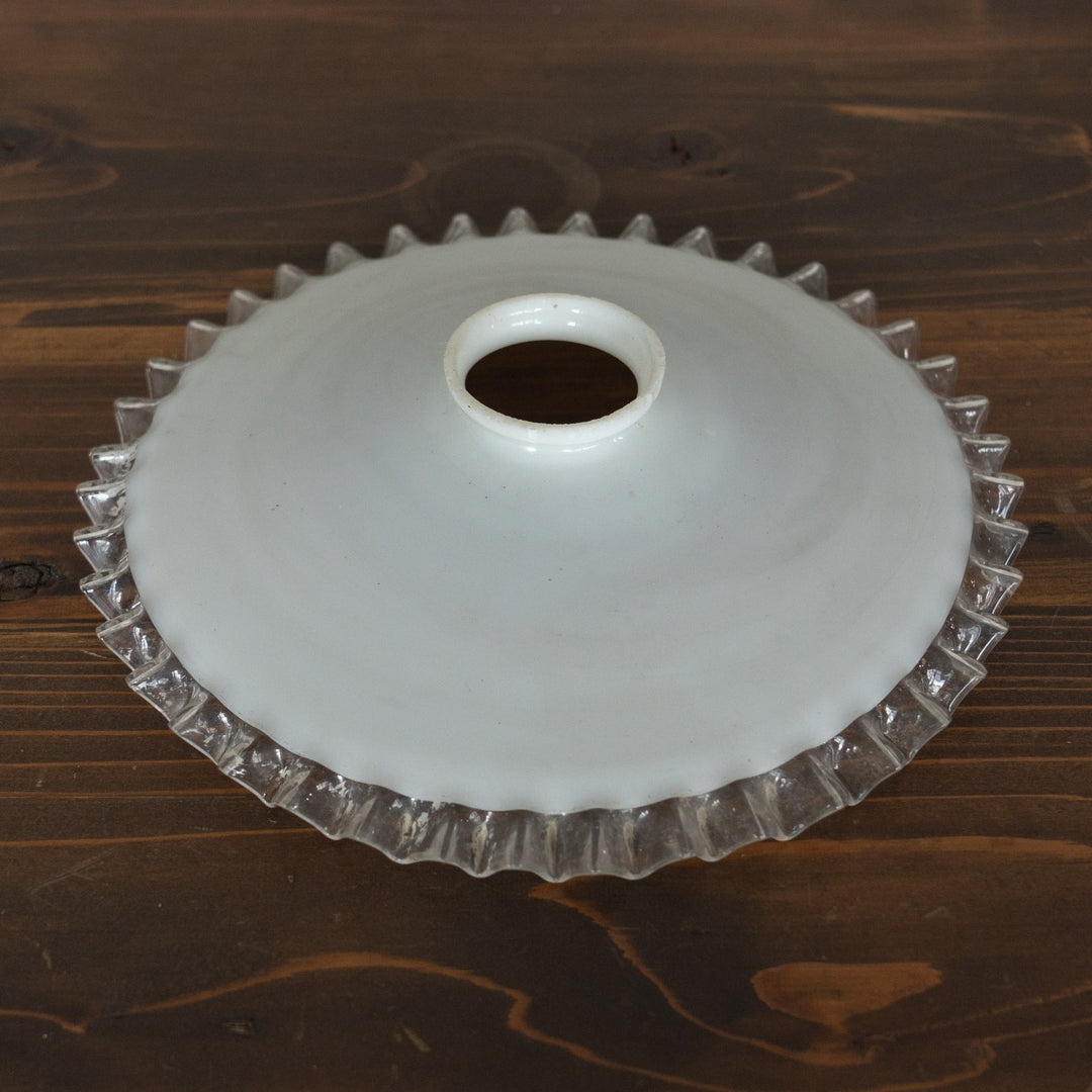 裾のフリルデザインやミルクガラスの色味が上品 ガラスシェード単品 /C（※接続金具・コード・電球は別売り）
