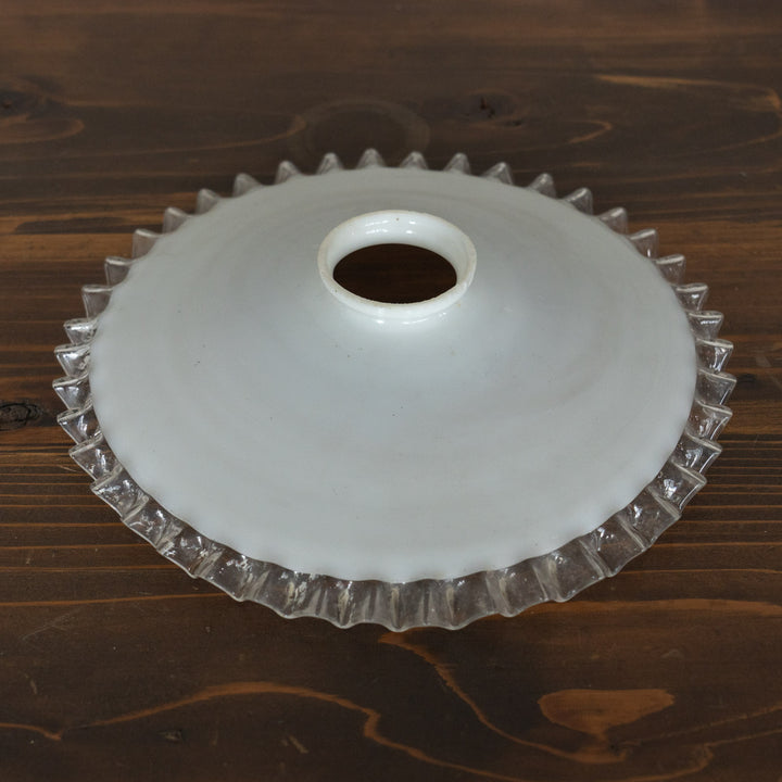 裾のフリルデザインやミルクガラスの色味が上品 ガラスシェード単品 /C（※接続金具・コード・電球は別売り）