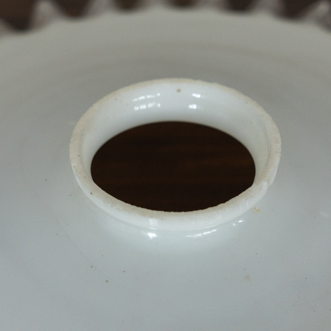 裾のフリルデザインやミルクガラスの色味が上品 ガラスシェード単品 /C（※接続金具・コード・電球は別売り）