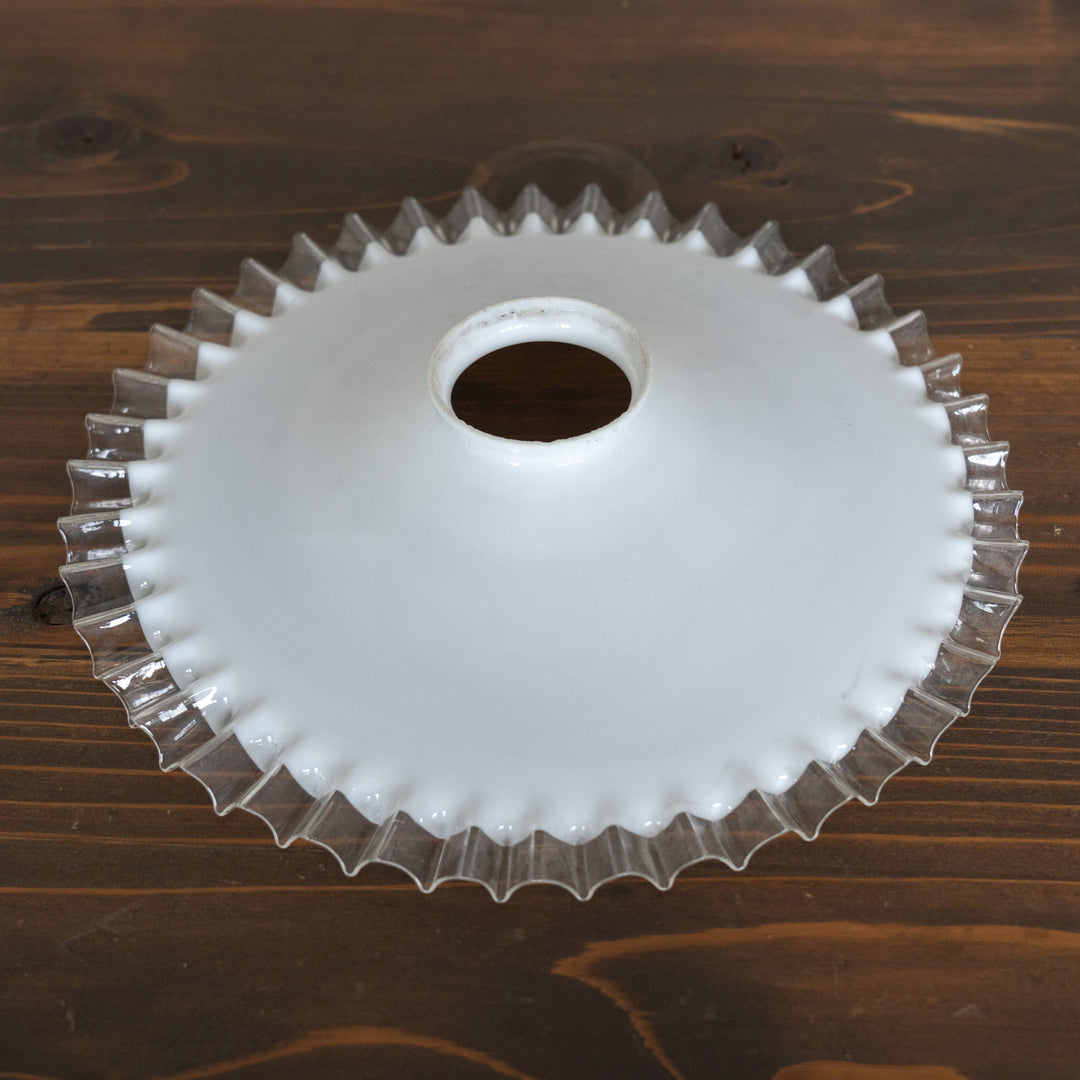 裾のフリルデザインやミルクガラスの色味が上品 ガラスシェード単品 /E（※接続金具・コード・電球は別売り）