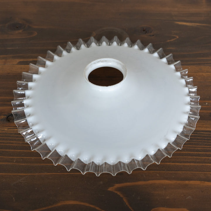 裾のフリルデザインやミルクガラスの色味が上品 ガラスシェード単品 /E（※接続金具・コード・電球は別売り）