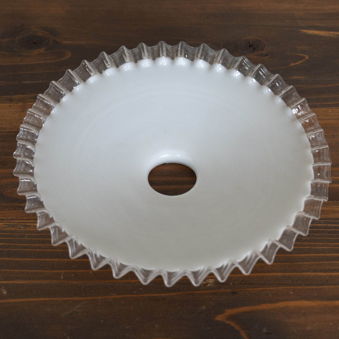 裾のフリルデザインやミルクガラスの色味が上品 ガラスシェード単品 /F（※接続金具・コード・電球は別売り）